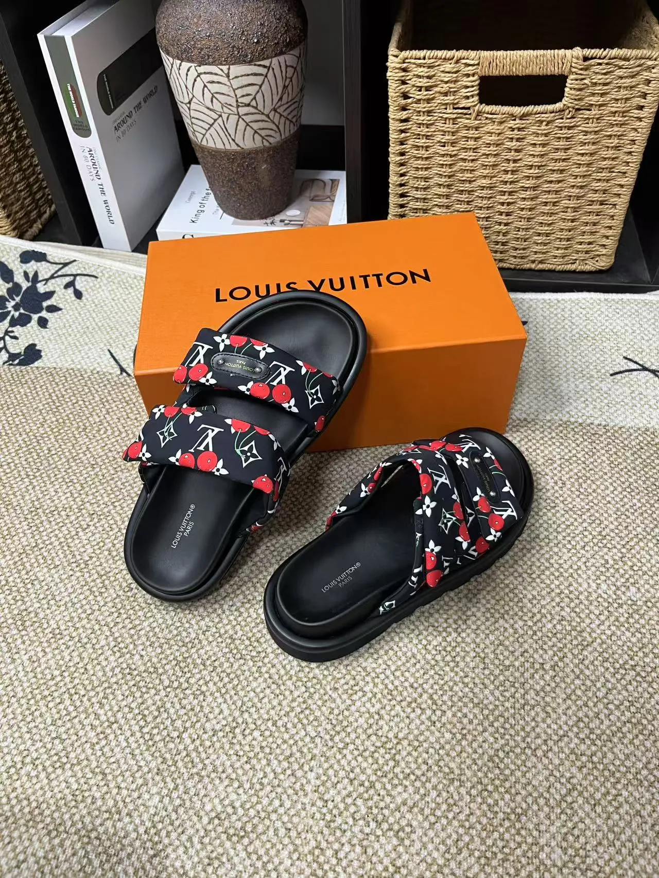 P340 yuan LV Louis Vuitton Full of high-end feel! A popular model among bloggers at home and abroad, it’s retro and fashionable, and looks stunning on your feet! Mainly recommended model on the official website★ ━━━━━ ЅᏇєєt ━━━━━ ▪️Upper: original calfskin ➕5D printing process ▪️Inner: imported mixed sheepskin ▪️Outsole: original molded foam outsole ▪️Size: Female 35-40 Men's 39-44 (women's 41 men's 45)